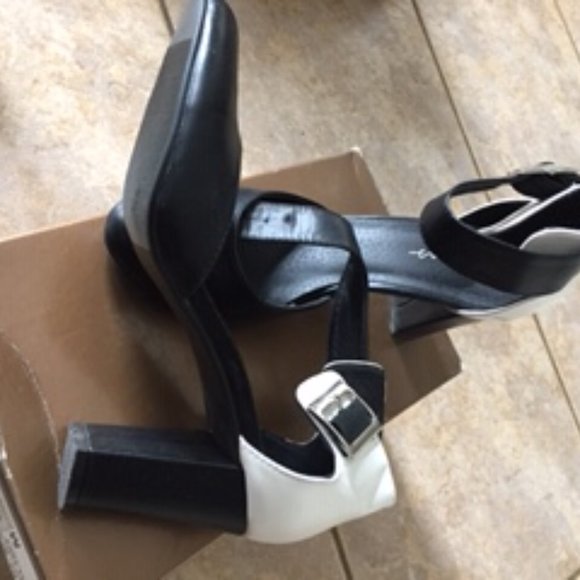 Reitman's Shoes - Picture 3 of 5